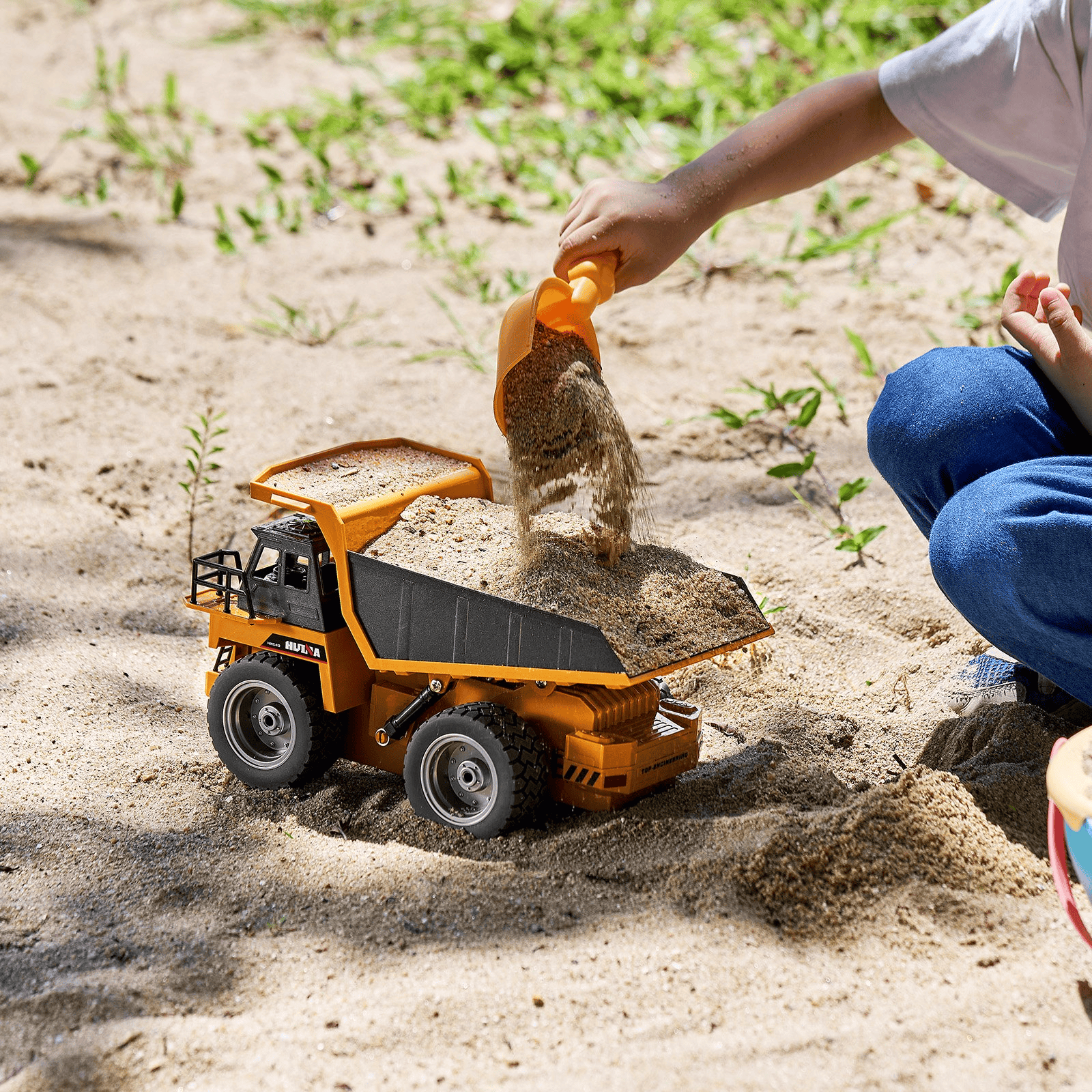 VEVOR RC Remote Control Dump Truck Toy Construction Vehicle Toy 9CH 1:18 Scale - The Little Big Store