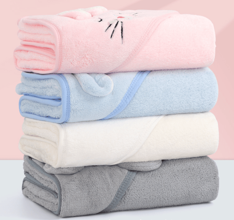 Hooded baby bath towel, made of ultra-soft and absorbent coral fleece, featuring a cute animal hood design. Suitable for newborns, infants and children, ideal for use in bathing, at the beach and by t